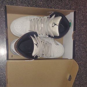 Nike AIR JORDAN 1 mid se